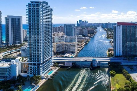 Condo in Hollywood, Florida, 2 bedrooms  № 1830853 - photo 28