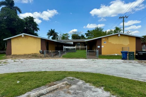 Casa en Belle Glade, Florida 4 dormitorios, 400.32 m2 № 2175349