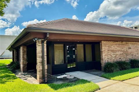 Commercial property in Kissimmee, Florida 221.11 sq.m. № 2210349