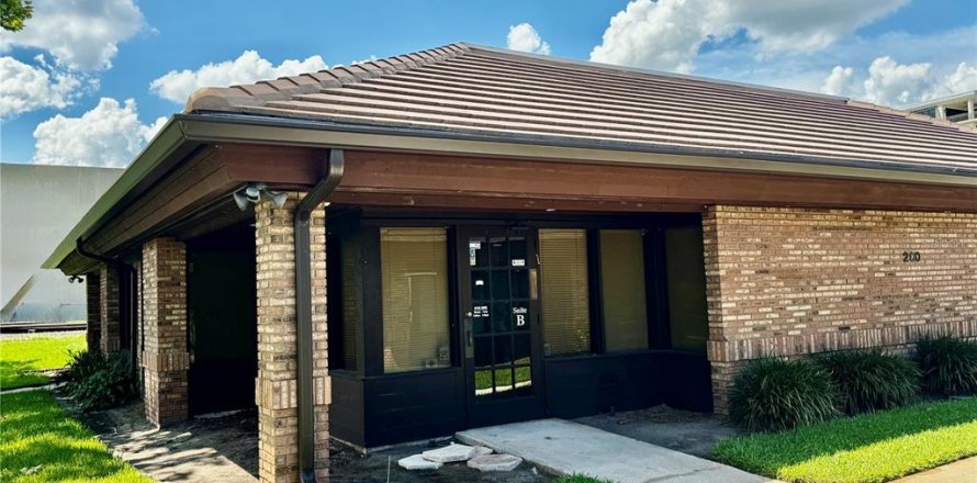 Commercial property in Kissimmee, Florida 221.11 sq.m. № 2210349