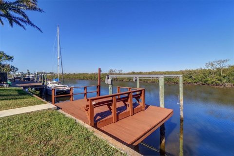 House in New Port Richey, Florida 3 bedrooms, 177.07 sq.m. № 1555315 - photo 10