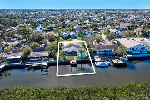 House in New Port Richey, Florida 3 bedrooms, 177.07 sq.m. № 1555315 - photo 5
