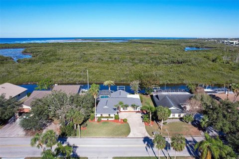 House in New Port Richey, Florida 3 bedrooms, 177.07 sq.m. № 1555315 - photo 2