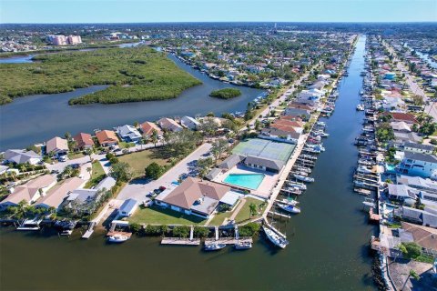 House in New Port Richey, Florida 3 bedrooms, 177.07 sq.m. № 1555315 - photo 6