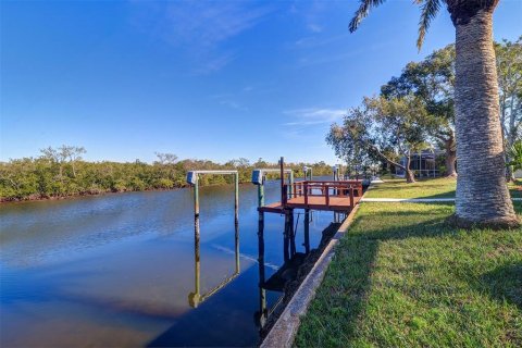 House in New Port Richey, Florida 3 bedrooms, 177.07 sq.m. № 1555315 - photo 9
