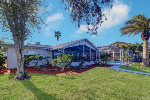 House in New Port Richey, Florida 3 bedrooms, 177.07 sq.m. № 1555315 - photo 7