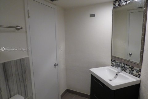 Copropriété à louer à North Miami Beach, Floride: 1 chambre, 83.43 m2 № 1892435 - photo 4