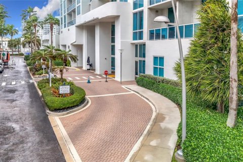 Condominio en venta en Hallandale Beach, Florida, 1 dormitorio, 77.2 m2 № 1863257 - foto 10