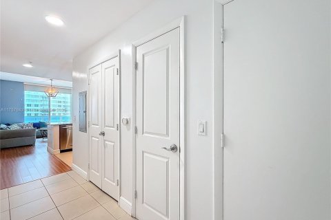 Condominio en venta en Hallandale Beach, Florida, 1 dormitorio, 77.2 m2 № 1863257 - foto 21
