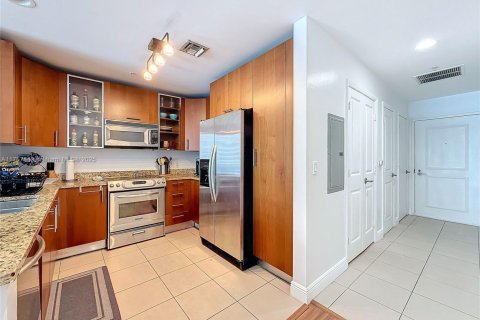 Condominio en venta en Hallandale Beach, Florida, 1 dormitorio, 77.2 m2 № 1863257 - foto 19