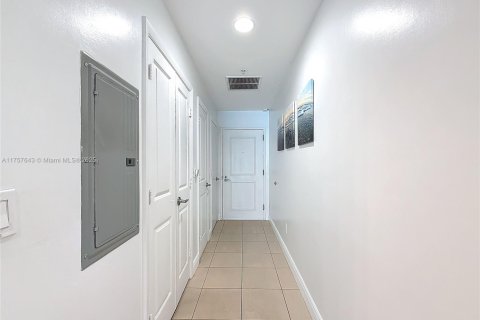 Condominio en venta en Hallandale Beach, Florida, 1 dormitorio, 77.2 m2 № 1863257 - foto 23