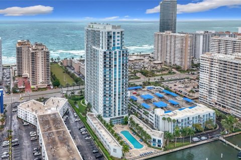 Condominio en venta en Hallandale Beach, Florida, 1 dormitorio, 77.2 m2 № 1863257 - foto 2