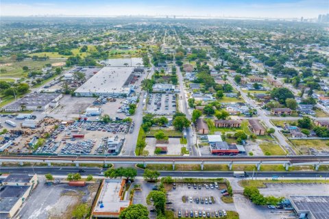 Commercial property in Miami, Florida № 2088929 - photo 17