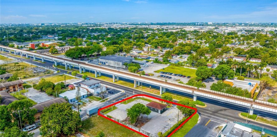 Commercial property in Miami, Florida № 2088929