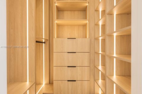 Townhouse in Miami, Florida 4 bedrooms, 270.16 sq.m. № 2049711 - photo 18