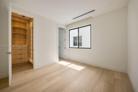 Townhouse in Miami, Florida 4 bedrooms, 270.16 sq.m. № 2049711 - photo 14