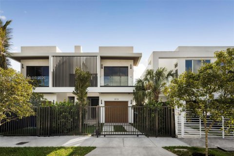 Townhouse in Miami, Florida 4 bedrooms, 270.16 sq.m. № 2049711 - photo 2