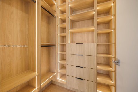 Townhouse in Miami, Florida 4 bedrooms, 270.16 sq.m. № 2049711 - photo 19