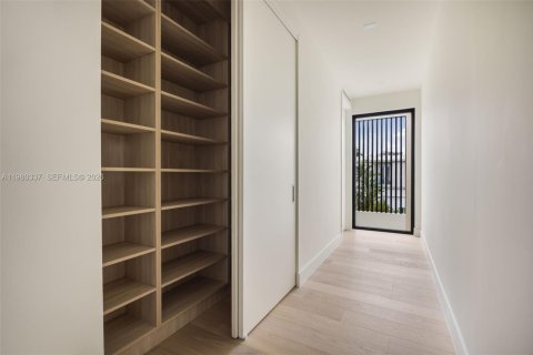 Townhouse in Miami, Florida 4 bedrooms, 270.16 sq.m. № 2049711 - photo 16