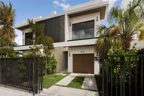 Townhouse in Miami, Florida 4 bedrooms, 270.16 sq.m. № 2049711 - photo 1