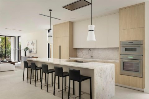 Townhouse in Miami, Florida 4 bedrooms, 270.16 sq.m. № 2049711 - photo 5