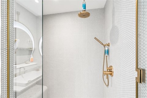 Condo in Miami, Florida, 2 bedrooms  № 1888802 - photo 23