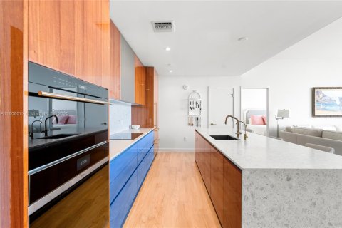Condo in Miami, Florida, 2 bedrooms  № 1888802 - photo 3