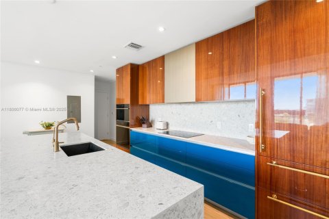 Condo in Miami, Florida, 2 bedrooms  № 1888802 - photo 4