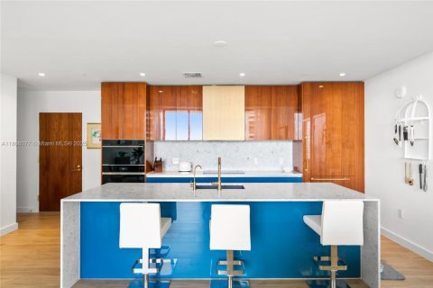 Condo in Miami, Florida, 2 bedrooms  № 1888802 - photo 1