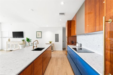 Condo in Miami, Florida, 2 bedrooms  № 1888802 - photo 2