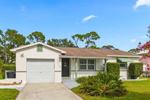 House in Saint Petersburg, Florida 2 bedrooms, 88.07 sq.m. № 2114824