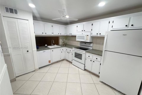 Condominio en alquiler en Tamarac, Florida, 2 dormitorios, 85.47 m2 № 1993688 - foto 1