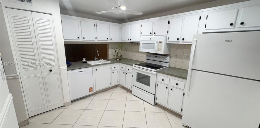 Condominio en Tamarac, Florida, 2 dormitorios  № 1993688