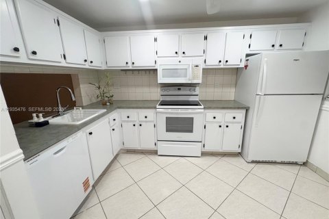 Condominio en alquiler en Tamarac, Florida, 2 dormitorios, 85.47 m2 № 1993688 - foto 2