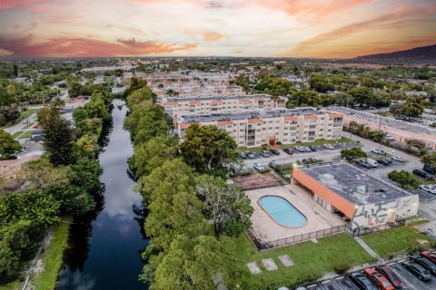 Condominio en venta en Lauderhill, Florida, 2 dormitorios, 90.58 m2 № 2083971 - foto 17