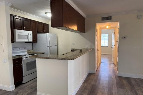 Condo in Tampa, Florida, 2 bedrooms № 2375613 - photo 11