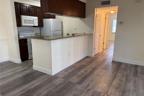 Condo in Tampa, Florida, 2 bedrooms № 2375613 - photo 10