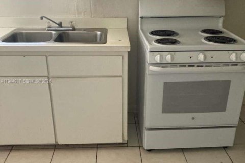 Immobilier commercial à louer à Miami Gardens, Floride: 3 chambres, 188.68 m2 № 2001215 - photo 2