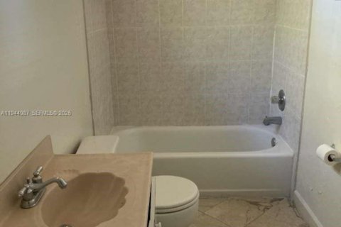 Immobilier commercial à louer à Miami Gardens, Floride: 3 chambres, 188.68 m2 № 2001215 - photo 3