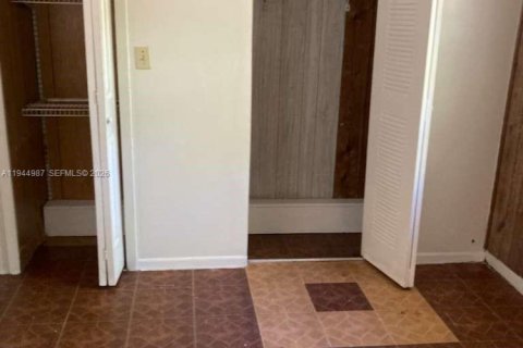 Immobilier commercial à louer à Miami Gardens, Floride: 3 chambres, 188.68 m2 № 2001215 - photo 6