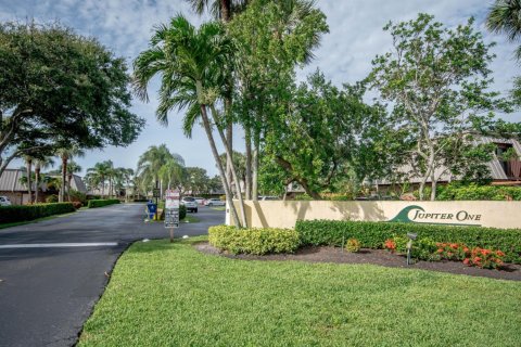 Снять в аренду таунхаус в Юпитер, Флорида 2 спальни, 158.68м2, № 633096 - фото 1