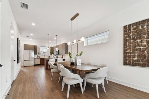 Townhouse in Saint Petersburg, Florida 3 bedrooms, 194.91 sq.m. № 1437947 - photo 8