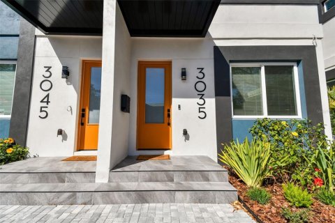 Townhouse in Saint Petersburg, Florida 3 bedrooms, 194.91 sq.m. № 1437947 - photo 1