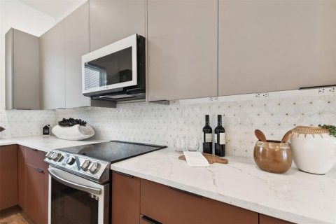 Townhouse in Saint Petersburg, Florida 3 bedrooms, 194.91 sq.m. № 1437947 - photo 18