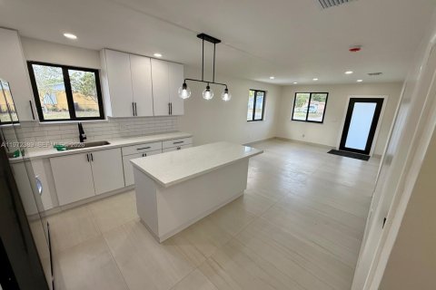 House in Opa-locka, Florida 2 bedrooms, 137.96 sq.m. № 2033405 - photo 15