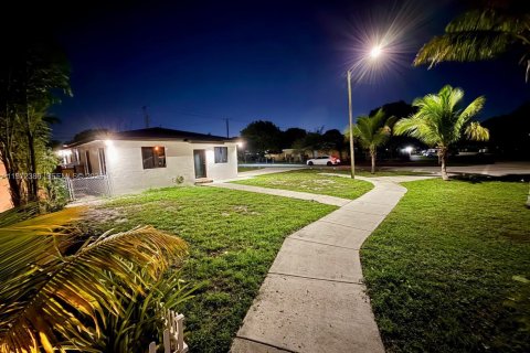House in Opa-locka, Florida 2 bedrooms, 137.96 sq.m. № 2033405 - photo 2