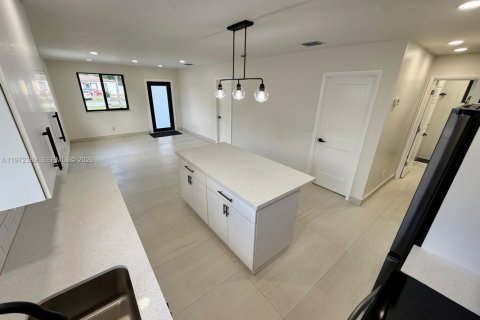 House in Opa-locka, Florida 2 bedrooms, 137.96 sq.m. № 2033405 - photo 11
