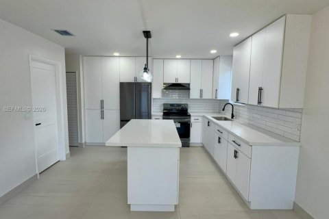 House in Opa-locka, Florida 2 bedrooms, 137.96 sq.m. № 2033405 - photo 14