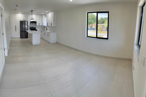 House in Opa-locka, Florida 2 bedrooms, 137.96 sq.m. № 2033405 - photo 6