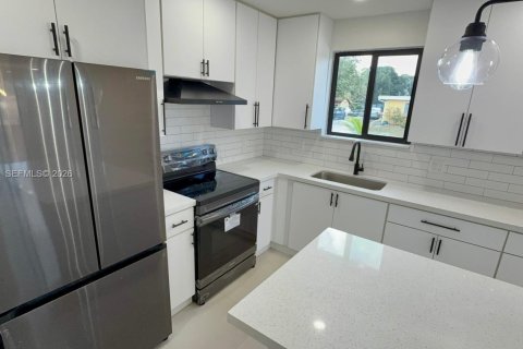 House in Opa-locka, Florida 2 bedrooms, 137.96 sq.m. № 2033405 - photo 16